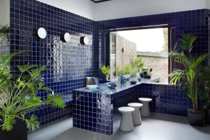 mesa sala con azulejos