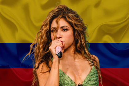 Shakira con la bandera de Colombia
