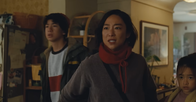 Greta Lee como Ann