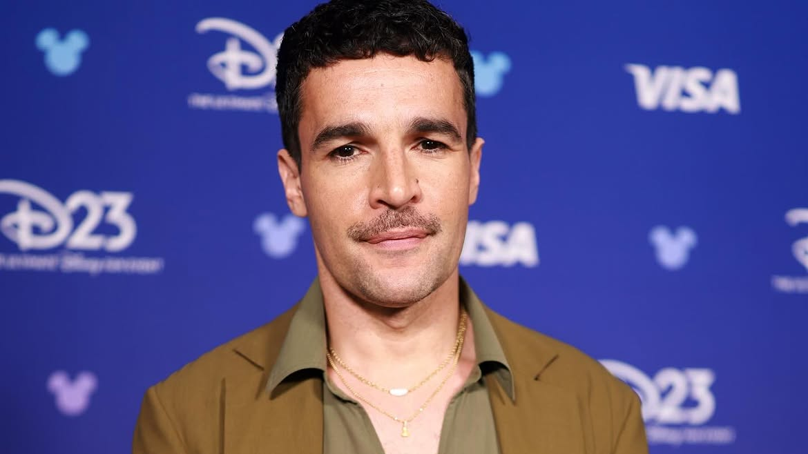 Christopher Abbott como Charles Xavier / Profesor X