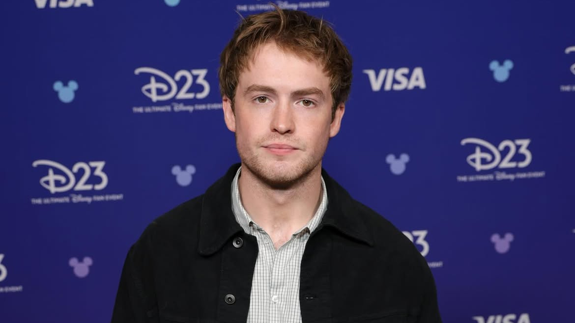 Kit Connor como Scott Summers / Cíclope