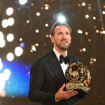 Harry Kane con el balon de oro