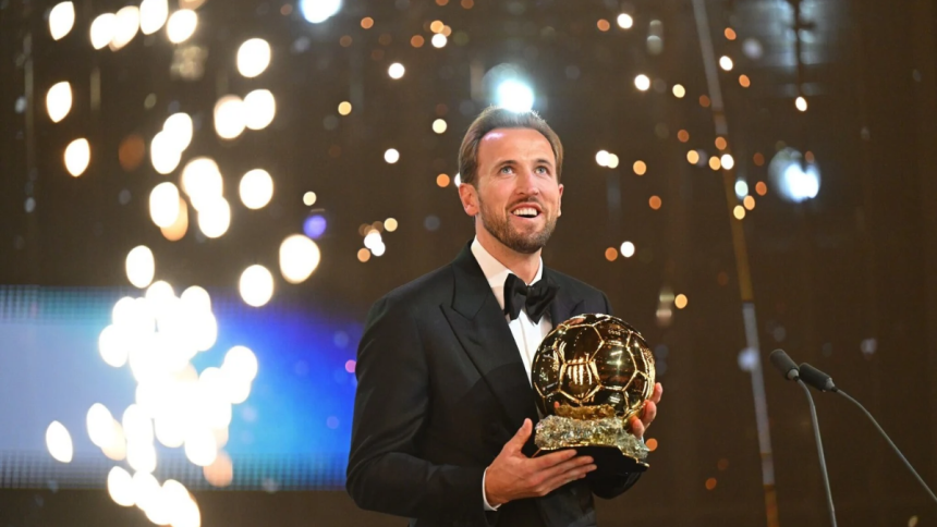 Harry Kane con el balon de oro